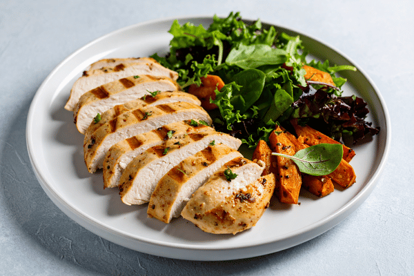 Ức gà là một trong những thực phẩm giàu protein bậc nhất