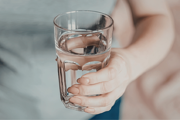 Nước có vai trò quan trọng vì chiếm khoảng 70% trọng lượng cơ thể